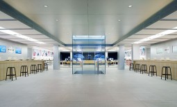 When it comes to physical retail strategy in consumer electronics, Apple is king. But rivals Samsung and Microsoft are raising the stakes in a bid to take the crown